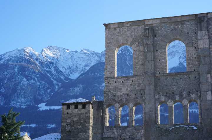 Il teatro romano di Aosta con le montagne innevate